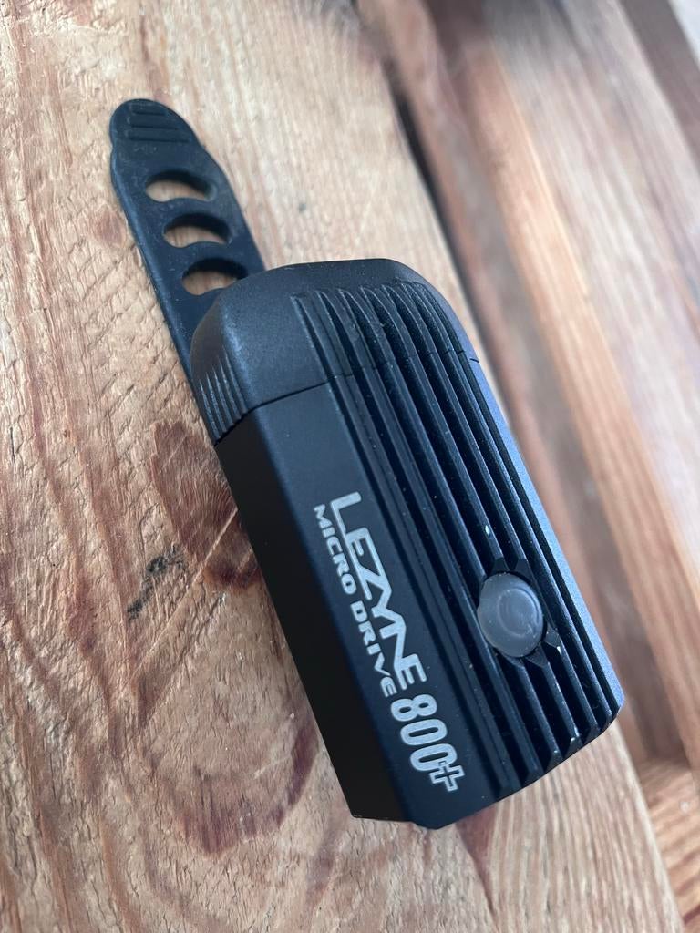 Lezyne Micro Drive 800+ fietslamp, Fietsen en Brommers, Fietsaccessoires | Fietsverlichting, Voorlicht, Gebruikt, Accu, Oplaadbaar