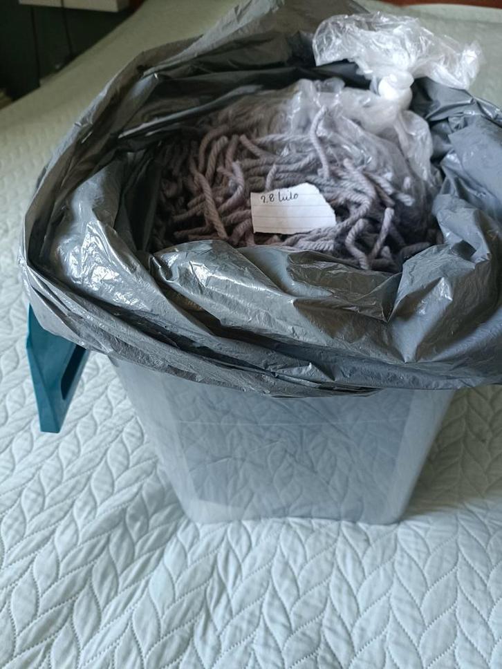 2,8 kilo twee kleuren grijs Smyrna wol, Hobby en Vrije tijd, Breien en Haken, Nieuw, Breien of Haken, Wol of Garen, Ophalen of Verzenden