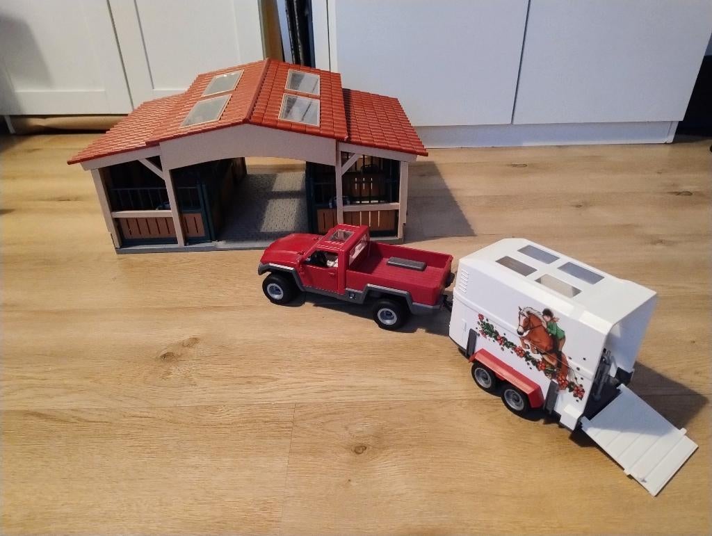 Schleich farm/ manege + Schleich truck met trailer, Kinderen en Baby's, Speelgoed | Overig, Ophalen, Zo goed als nieuw, Jongen of Meisje