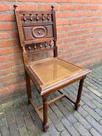 Antieke houten stoel met gevlochten zitting, Ophalen