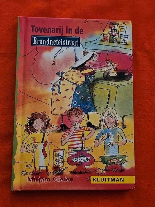 M. Gielen - Tovenarij in de Brandnetelstraat, gelezen, Boeken, Kinderboeken | Jeugd | onder 10 jaar, Gelezen, Ophalen of Verzenden