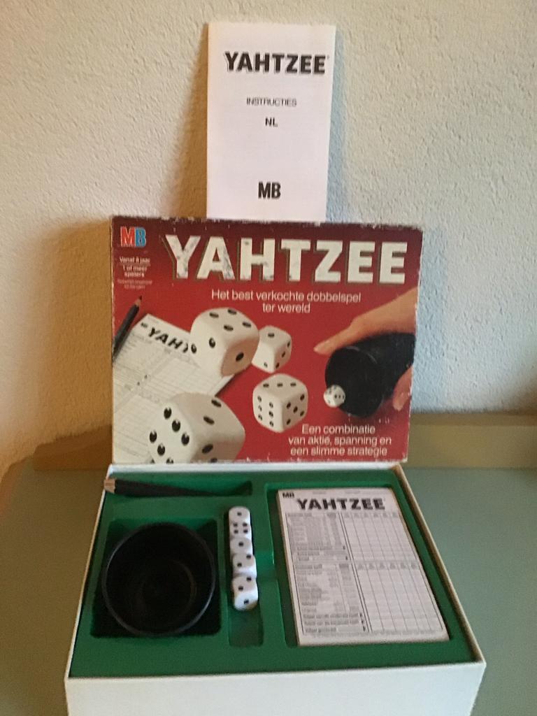 MB Yahtzee, Vijf spelers of meer, Ophalen of Verzenden, Zo goed als nieuw