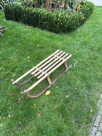 Houten slee beschikbaar voor biedingen