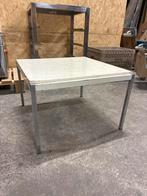 Witte tafel met metalen poten, Ophalen
