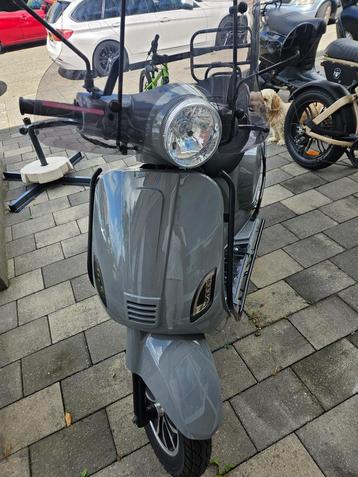Meerdere scooters te koop beschikbaar voor biedingen