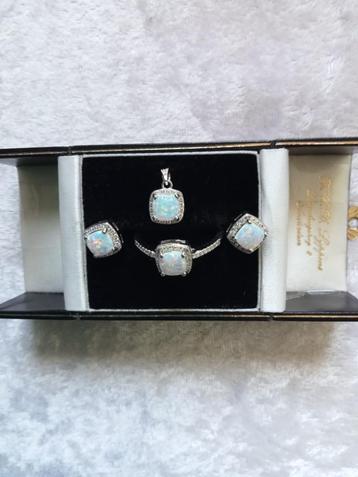 Mooie Fijne Zilveren Set met Opaal en kleine Zirkonia beschikbaar voor biedingen