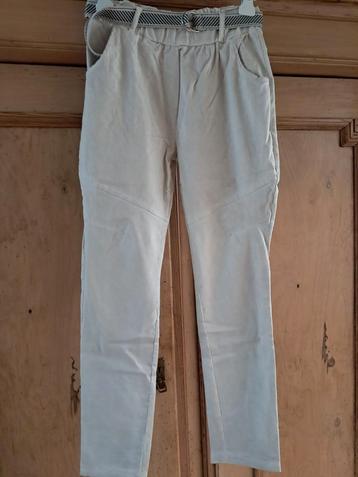 Broek nieuw, ecru. 1 maat kan tot maat 42 beschikbaar voor biedingen