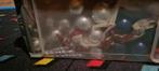 Kerstballenzilver en zilverenketting  met versiering in kist, Ophalen, Versiering