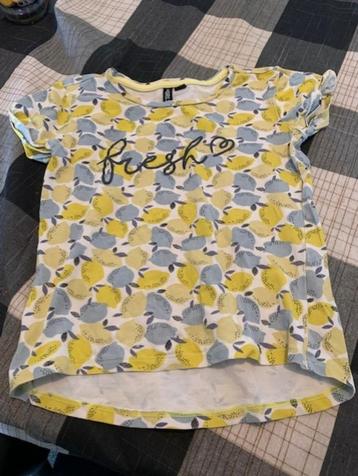 Meerkleurige T-shirt van Girls. Maat 122 beschikbaar voor biedingen