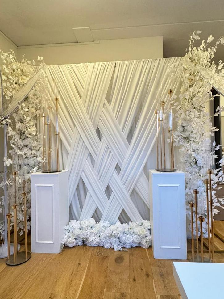 Luxe Bruiloft Backdrop met Bloemen & Kandelaars - Verhuur, Hobby en Vrije tijd, Feestartikelen, Nieuw, Versiering, Geboorte of Huwelijk