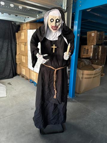 Animatronic nun beschikbaar voor biedingen