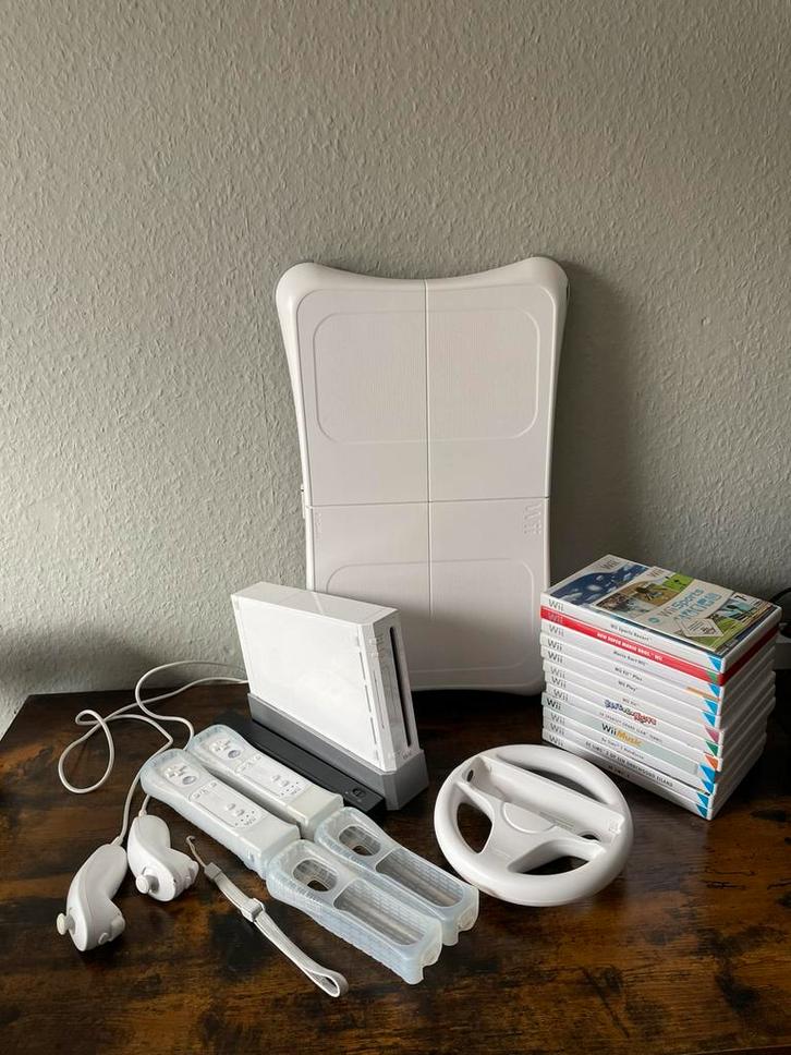 Wii console met veel assesoires, Spelcomputers en Games, Spelcomputers | Nintendo Wii, Zo goed als nieuw, Ophalen of Verzenden