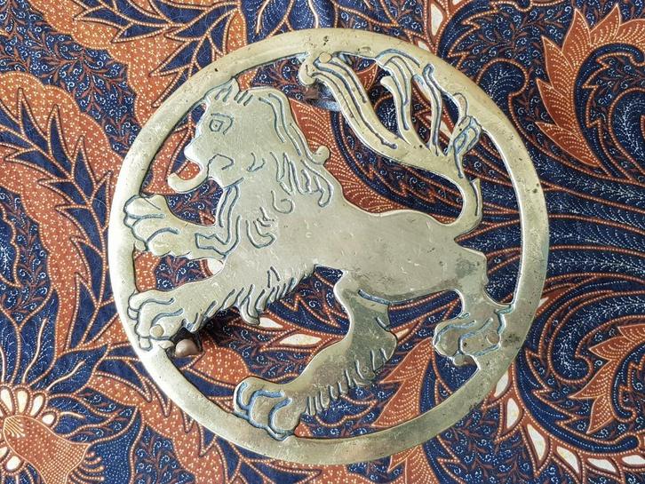Mooie antieke onderzetter uit Engeland met een leeuw 19 cm., Antiek en Kunst, Antiek | Koper en Brons, Koper, Ophalen of Verzenden