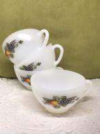 Vintage Arcopal kopjes, fruitmotief (090620), Huis en Inrichting, Keuken | Servies, Gebruikt, Ophalen of Verzenden, Glas, Overige stijlen