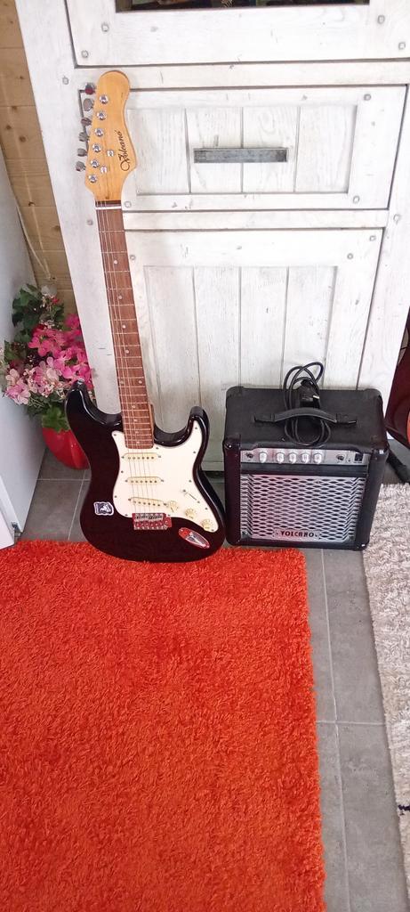 Gitaar kort model electrisch met versterker en microfoons., Muziek en Instrumenten, Versterkers | Bas en Gitaar, Zo goed als nieuw