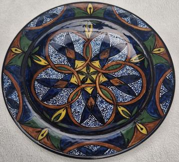 Sierbord plateel met geometrische motieven voluit gesigneerd beschikbaar voor biedingen