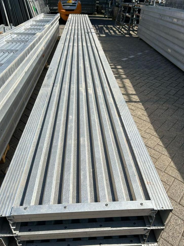 Hele nette gebruikte Layher aluminium loopbrug 7.10M, Doe-het-zelf en Verbouw, Steigers, Zo goed als nieuw, Overige typen, Ophalen