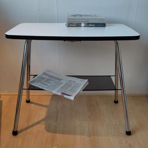 Vintage mid century bijzettafel met lectuurblad, Verzamelen, Retro, Huis en Inrichting, Ophalen of Verzenden