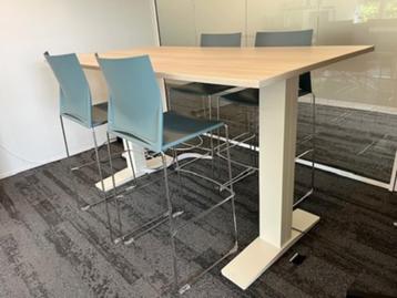 Statafel met hoge stoelen voor kantoor beschikbaar voor biedingen