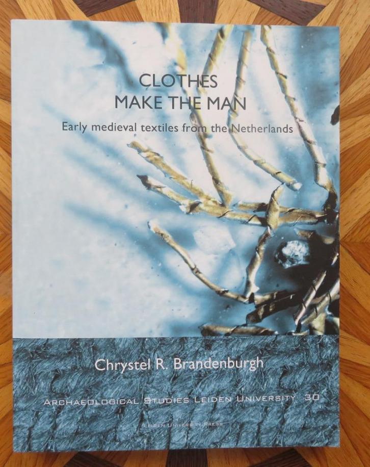Clothes make the man - early medieval textiles Netherlands, Boeken, Wetenschap, Zo goed als nieuw, Overige wetenschappen, Ophalen of Verzenden