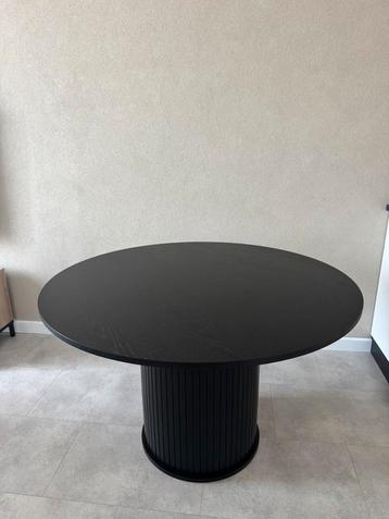 Ronde eettafel zeer mooi beschikbaar voor biedingen