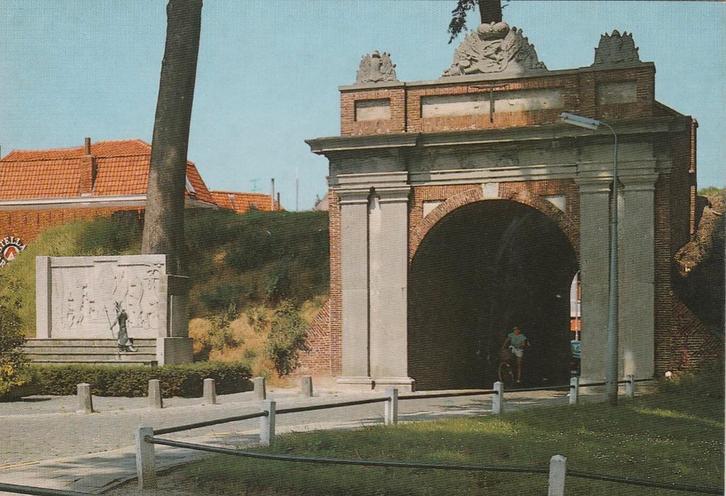 HULST Gentse Poort met Reinaert Monument, Verzamelen, Ansichtkaarten | Nederland, Ongelopen, Zeeland, 1960 tot 1980, Verzenden