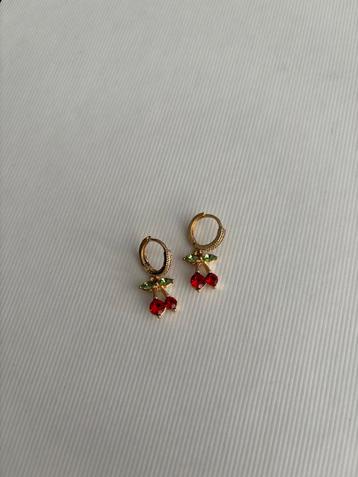 Kersen oorbellen beschikbaar voor biedingen