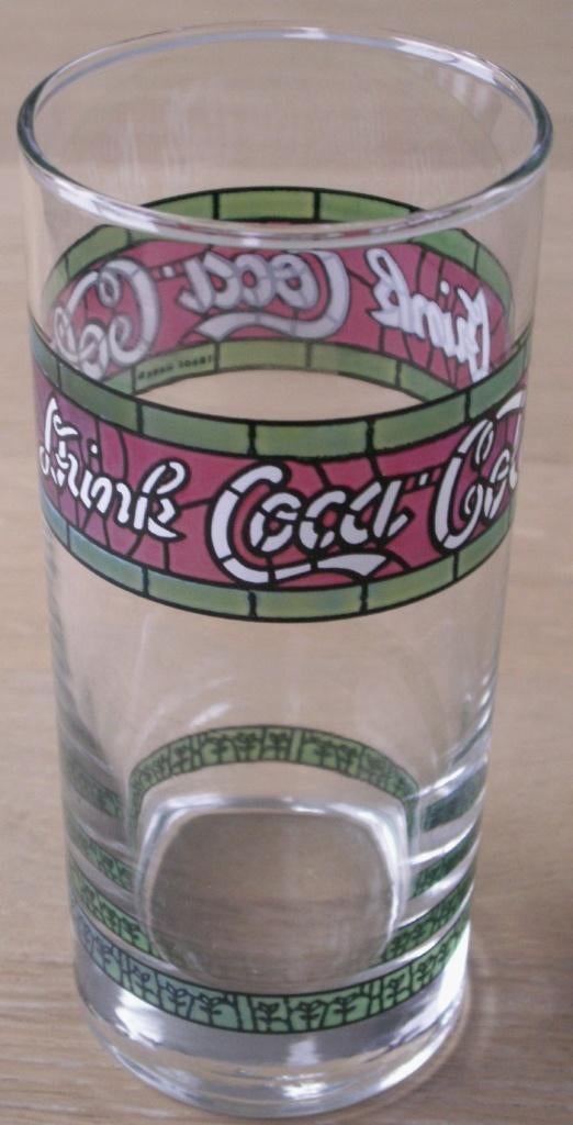 Coca Cola glas Tiffany rood met groen glas in lood rand, Verzamelen, Glas en Borrelglaasjes, Ophalen of Verzenden, Nieuw, Bierglas
