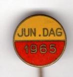 Speldje VOETBAL JUNIOREN DAG 1965 GEEL ROOD EMAILLE (A7), Verzamelen, Speldjes, Pins en Buttons, Ophalen of Verzenden, Gebruikt