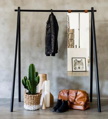 Clothing rack, Hongi beschikbaar voor biedingen