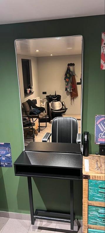 Styling unit met spiegel beschikbaar voor biedingen