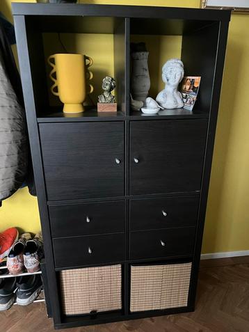 Zwarte Ikea vakken kast met deuren, lades en manden beschikbaar voor biedingen