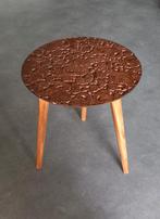 Houten bijzettafel/ planten tafel met mooi bewerkt blad., Ophalen of Verzenden, Gebruikt, Hout