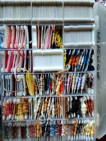 Borduurgaren verschillende ringen, patroon, garenbobins beschikbaar voor biedingen