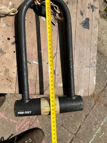 Slot met 2 sleutels. Merk Pro-tect beschikbaar voor biedingen