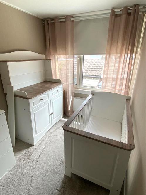 Ledikant met matras + commode wit taupe houd, Kinderen en Baby's, Kinderkamer | Complete kinderkamers, Zo goed als nieuw, Jongetje of Meisje