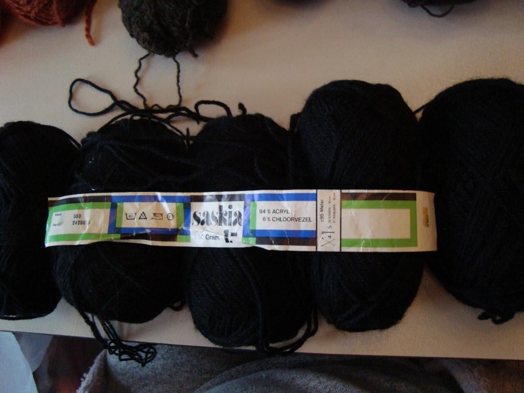 5 zwarte bollen wol, Ophalen of Verzenden, Nieuw, Breien of Haken, Wol of Garen