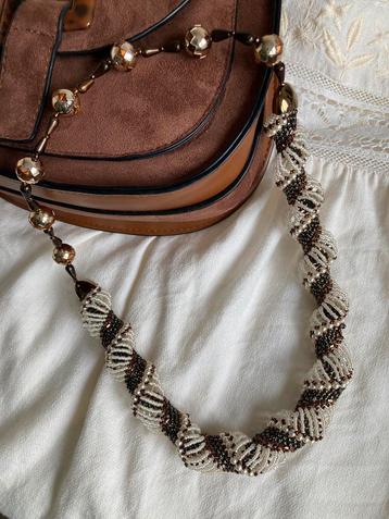 Prachtig Collier, Sieraad kleine kraaltjes en goudkleurige beschikbaar voor biedingen