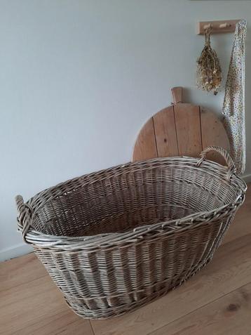 Brocante Franse oude wasmand, dekenmand, mand