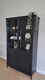 Woood vitrinekast Exhibit zwart metaal, Huis en Inrichting, Ophalen, 50 tot 100 cm, Zo goed als nieuw, Metaal