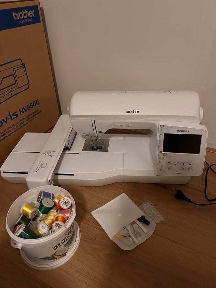 Brother borduurmachine Inovv-is NV 880 E, Hobby en Vrije tijd, Naaimachines en Toebehoren, Zo goed als nieuw, Lockmachine, Brother