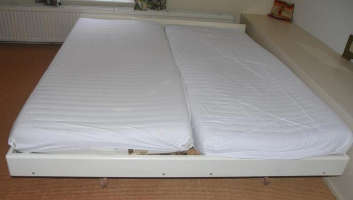 2 persoons Swissflex bed incl. matrassen en hoezen, Huis en Inrichting, Slaapkamer | Bedden, Gebruikt, Tweepersoons, 90 cm, 220 cm
