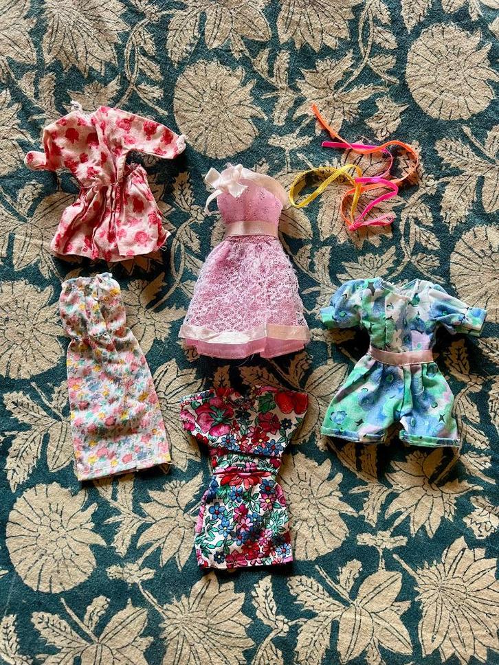 Vintage retro broekrok jurkje grafische Barbie sindy fleur, Verzamelen, Poppen, Gebruikt, Kleertjes, Ophalen of Verzenden