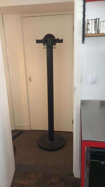 Leuke zwarte kunststof kapstok. Demontabel voor vervoer.  beschikbaar voor biedingen