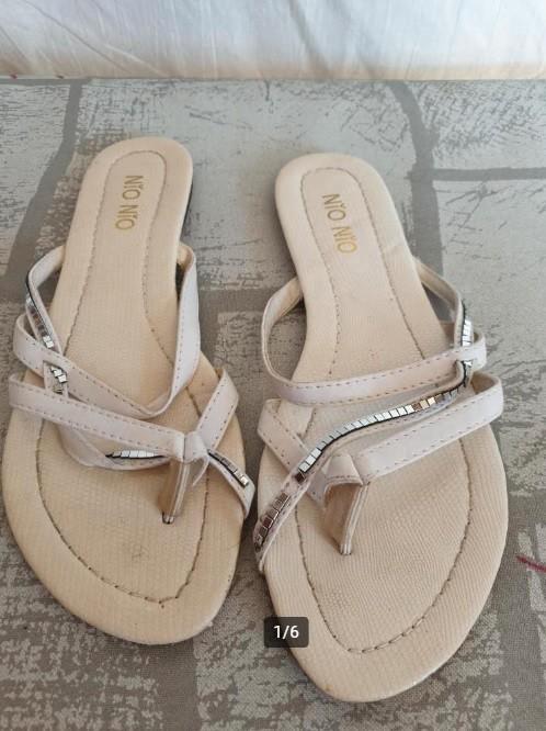 Leuke witte slippers. Mt 38. Merk Nio Nio, Kleding | Dames, Schoenen, Zo goed als nieuw, Slippers, Wit, Ophalen of Verzenden