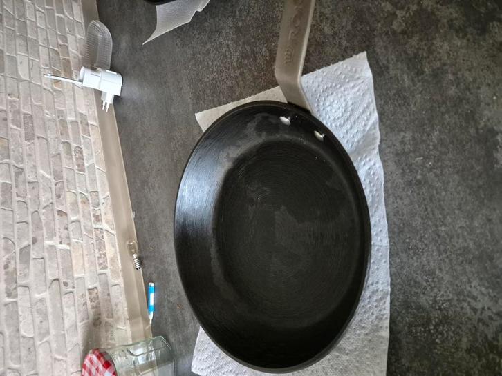 Ronneby Bruk Ultra Light  Gietijzer Koekenpan  24 cm, Huis en Inrichting, Keuken | Potten en Pannen, Gebruikt, Koekenpan of Braadpan