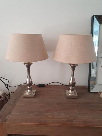 2 mooie tafellampen met zilveren poot en beige kap beschikbaar voor biedingen