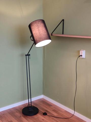 Zwarte Vloerlamp met Stoffen Kap beschikbaar voor biedingen