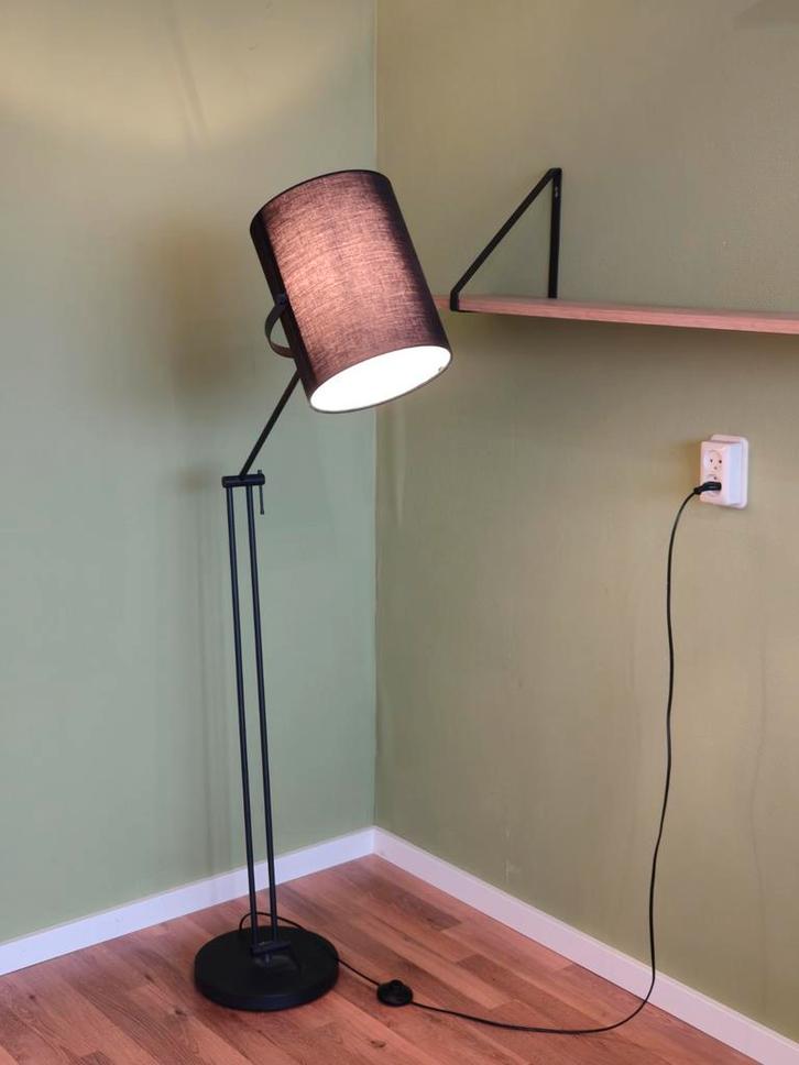 Zwarte Vloerlamp met Stoffen Kap, Huis en Inrichting, Lampen | Vloerlampen, Zo goed als nieuw, 150 tot 200 cm, Metaal, Stof, Ophalen