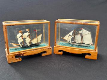 Twee Scheepsmodellen in Glazen Vitrine beschikbaar voor biedingen